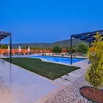 Saribelen 3 Bedroom Secluded With Private Pool Hot Tub *