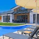 Saribelen 3 Bedroom Secluded With Private Pool Hot Tub *