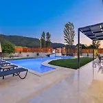 Villa Saribelen 3 Bedroom Secluded With Private Pool Hot Tub *