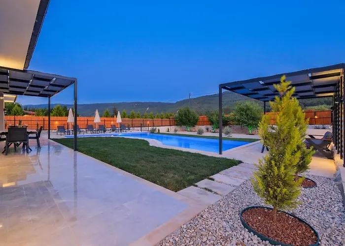 Saribelen 3 Bedroom Secluded With Private Pool Hot Tub *